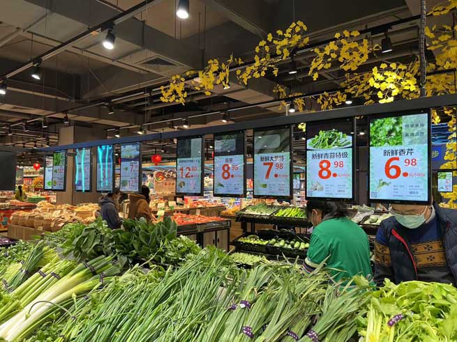 digital screens in retail stores